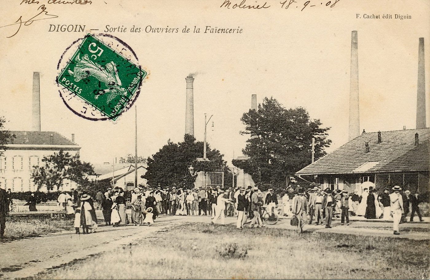 Digoin. Sortie des ouvriers de la faïencerie.