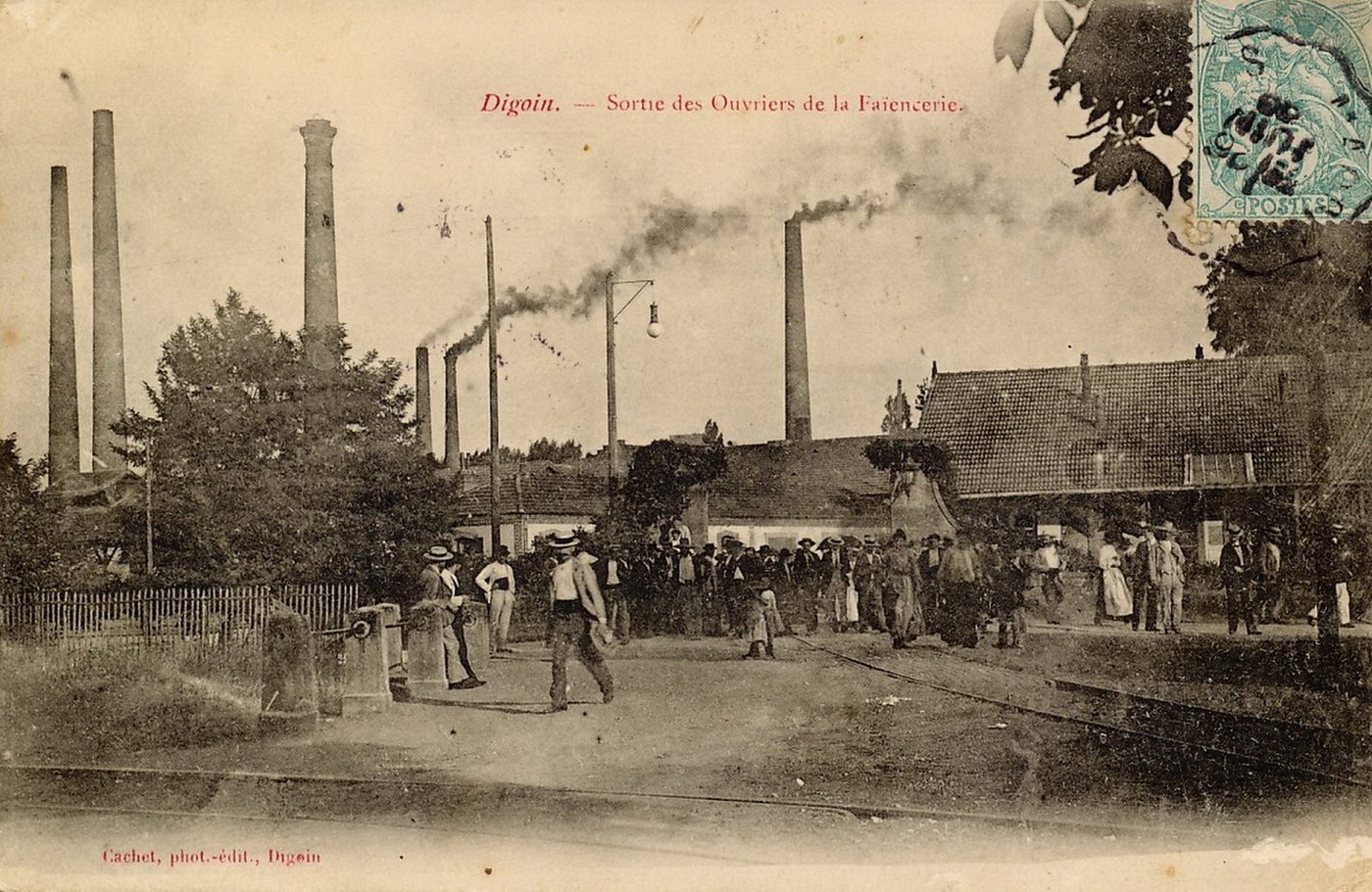 Digoin. Sortie des ouvriers de la faïencerie.