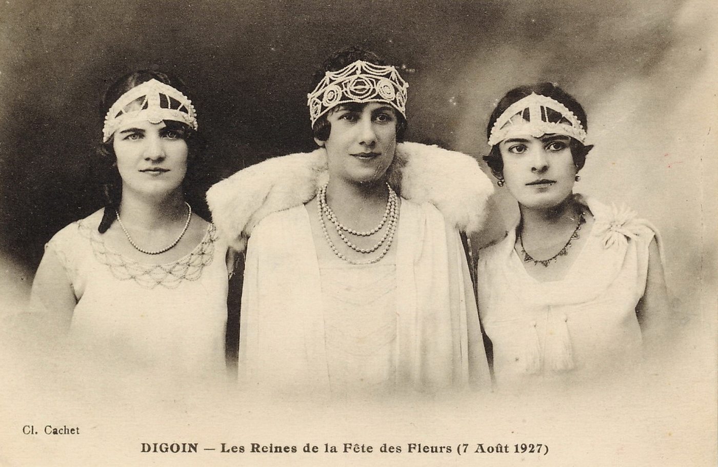 Digoin. Les reines de la fête des fleurs 7 août 1927.