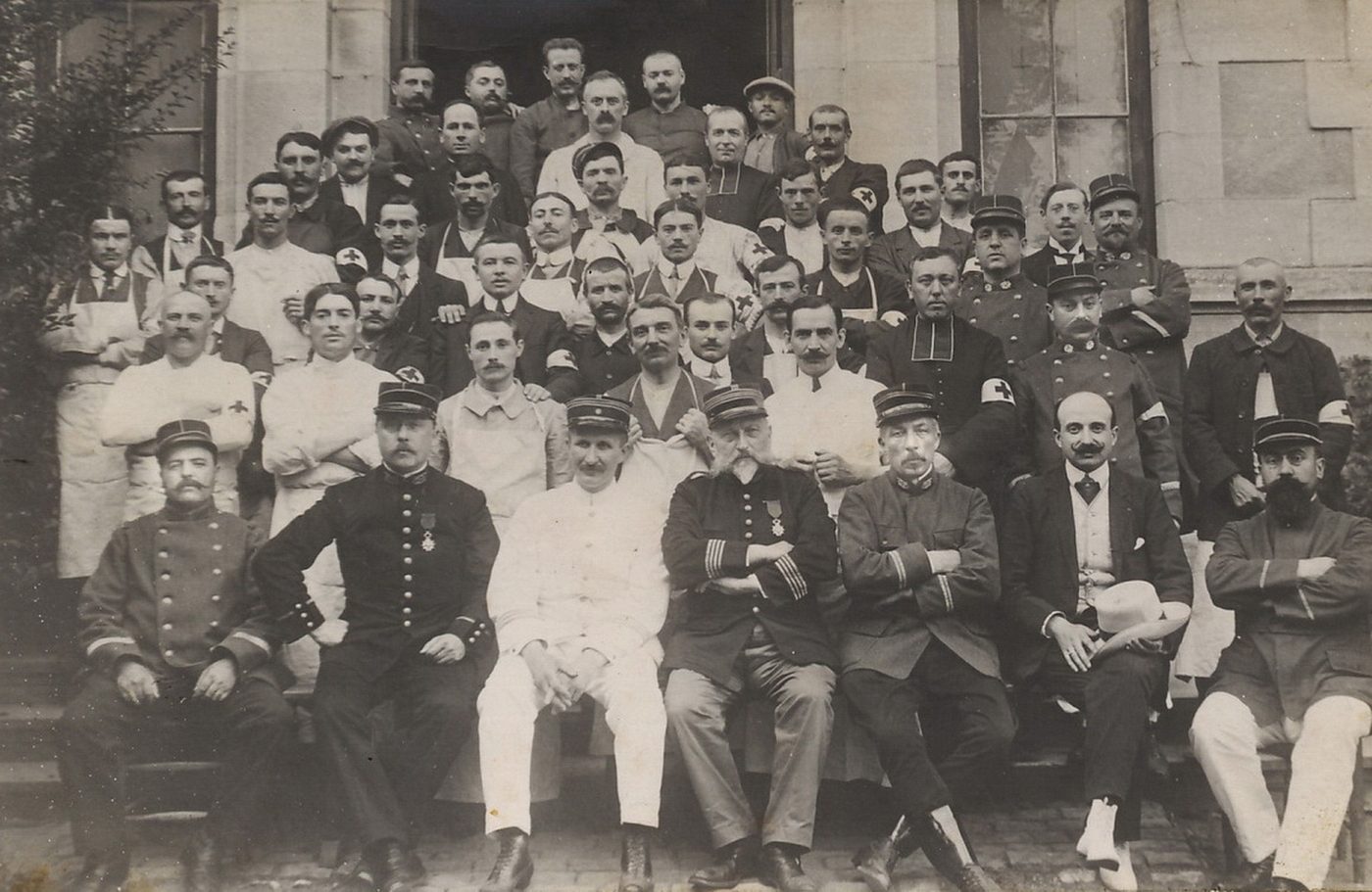 Paray-le-Monial. Photo du personnel de l'hôpital en 1914.