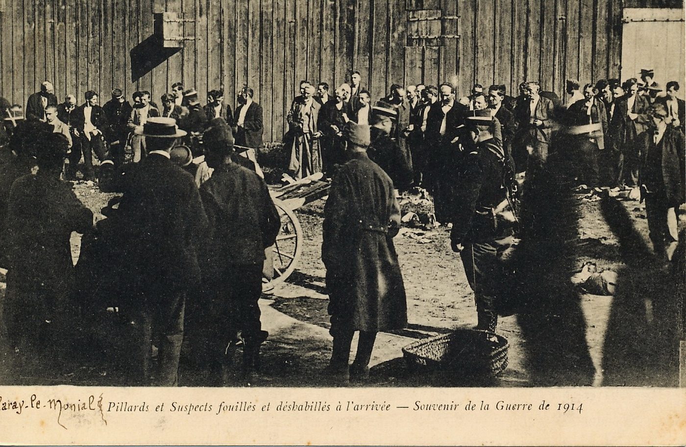 Paray-le-Monial. Pillards et suspects fouillés et déshabillés à l'arrivée. Souvenir de la guerre de 1914.