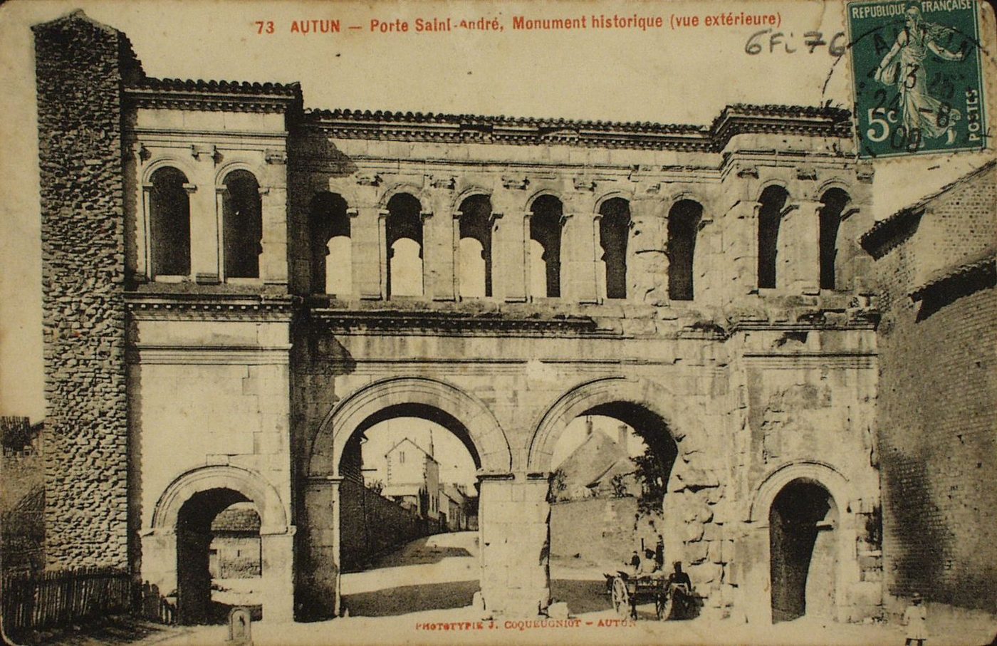 Autun. Porte Saint-André, monument historique (vue extérieur).