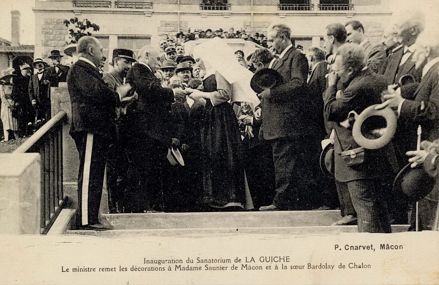 Inauguration du sanatorium de la Guiche. Le ministre remet les décorations à Madame Saunier de Mâcon et à la soeur Bardolay de Chalon.