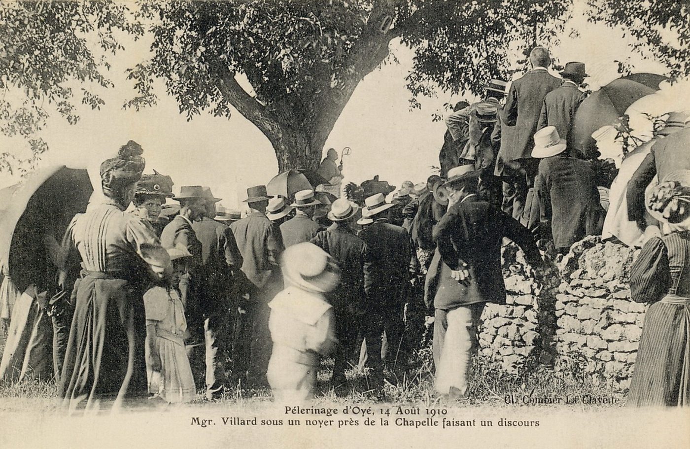 Pèlerinage d'Oyé le 14 août 1910. Mgr Villard sous un noyer près de la chapelle faisant un discours.