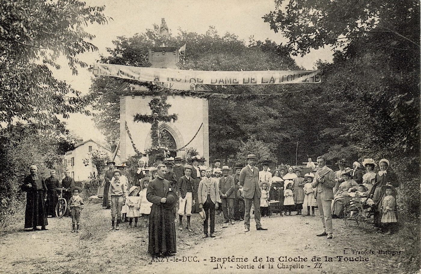Anzy-le-Duc. Baptême de la cloche de la Touche. Sortie de la chapelle.
