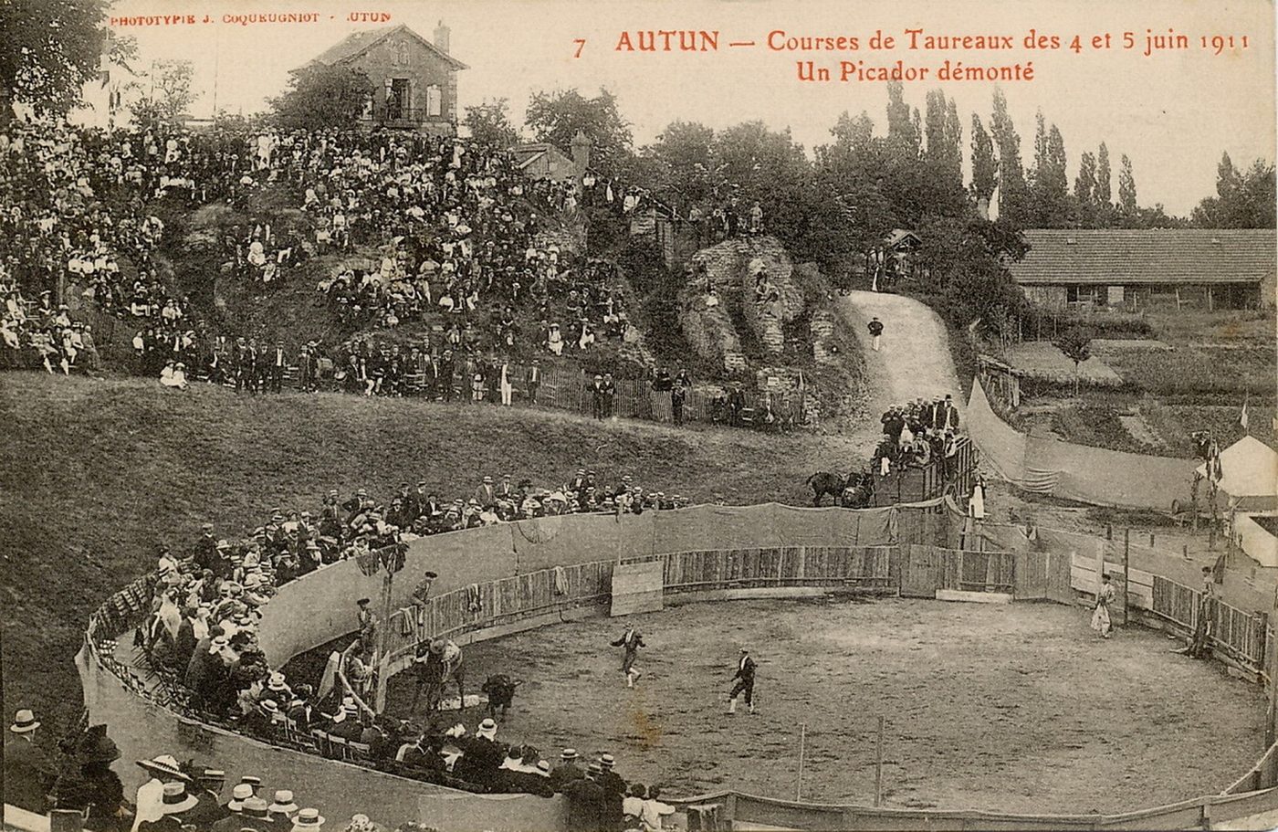 Autun. Courses de taureaux des 4 et 5 juin 1911. Un picador démonté.