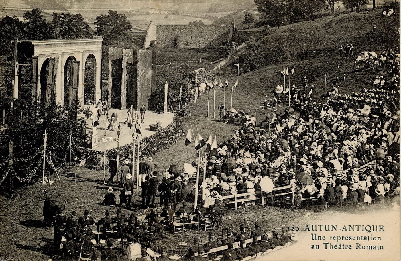 Autun antique. Une représentation au théâtre romain.