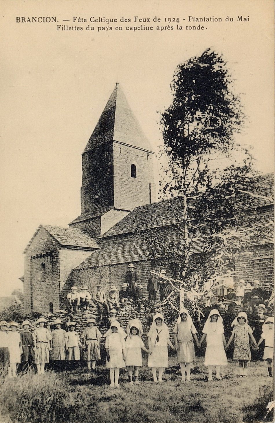 Brancion. Fête celtiques des feux de 1924. Plantation du mai. Fillettes du pays en capeline après la ronde.