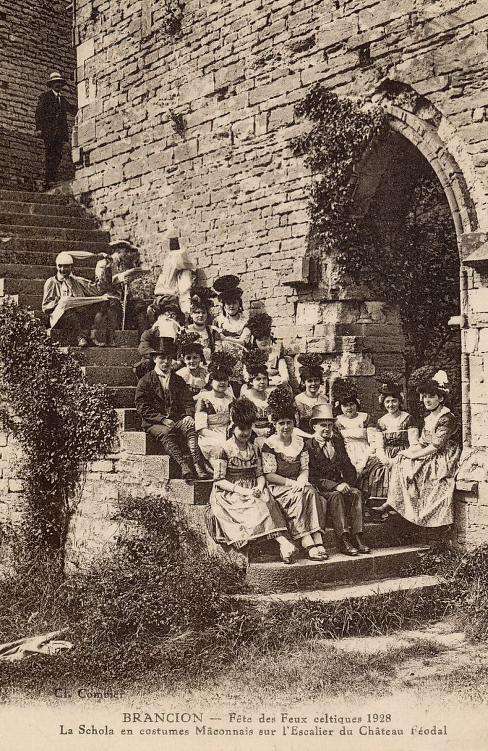 Brancion. Fête des feux celtiques 1928. La schola en costumes mâconnais sur l'escalier du château féodal.