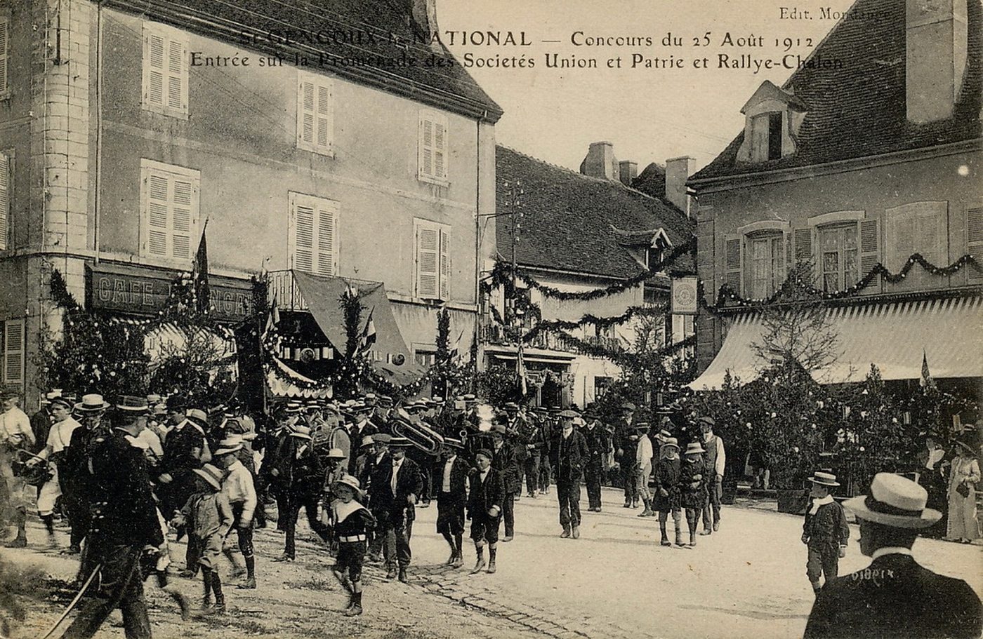 Saint-Gengoux-le-National. Concours du 25 août 1912. Entrée sur la promenade des sociétés Union et Patrie et Rallye-Chalon.