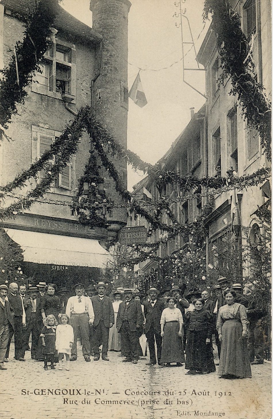 Saint-Gengoux-le-National. Concours du 25 août 1912. Rue du commerce (prise du bas).