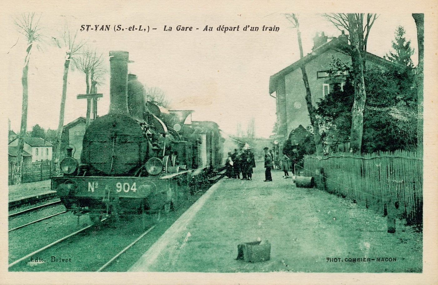 Saint-Yan. La gare. Au départ d'un train.