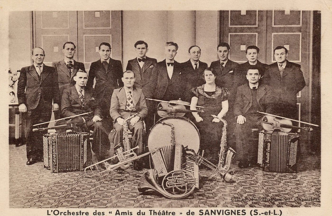 L'orchestre des amis du théâtre de Sanvignes.