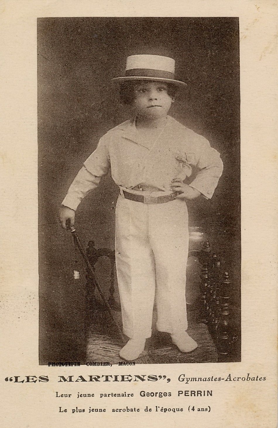 Les Martiens, gymnastes acrobates ; leur jeune partenaire Georges Perrin. Le plus jeune acrobate de l'époque (4 ans).