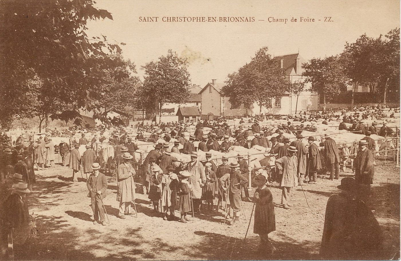 Saint-Christophe-en-Brionnais. Champ de foire.