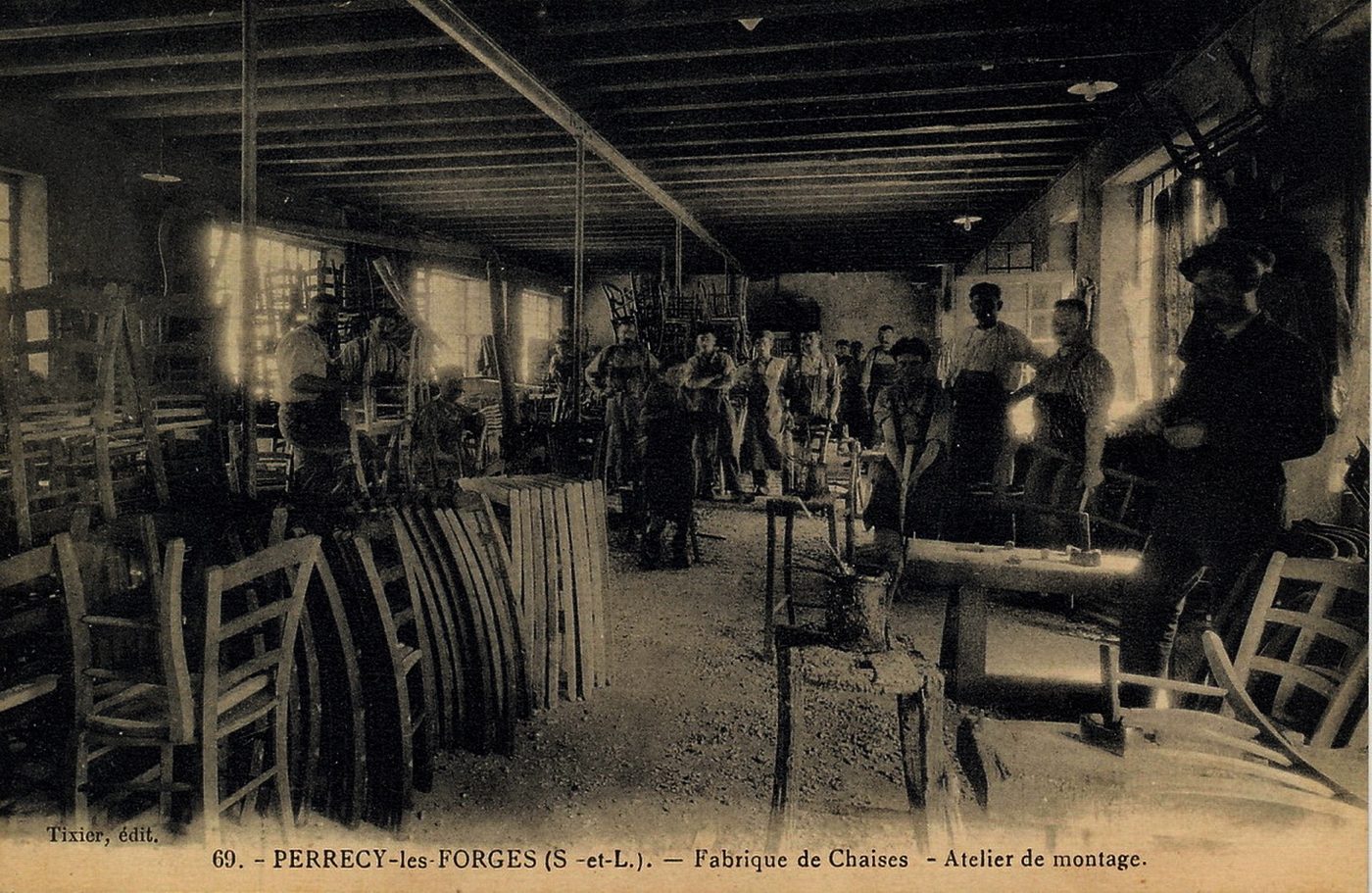 Perrecy-les-Forges. Fabrique de chaises. Atelier de montage.
