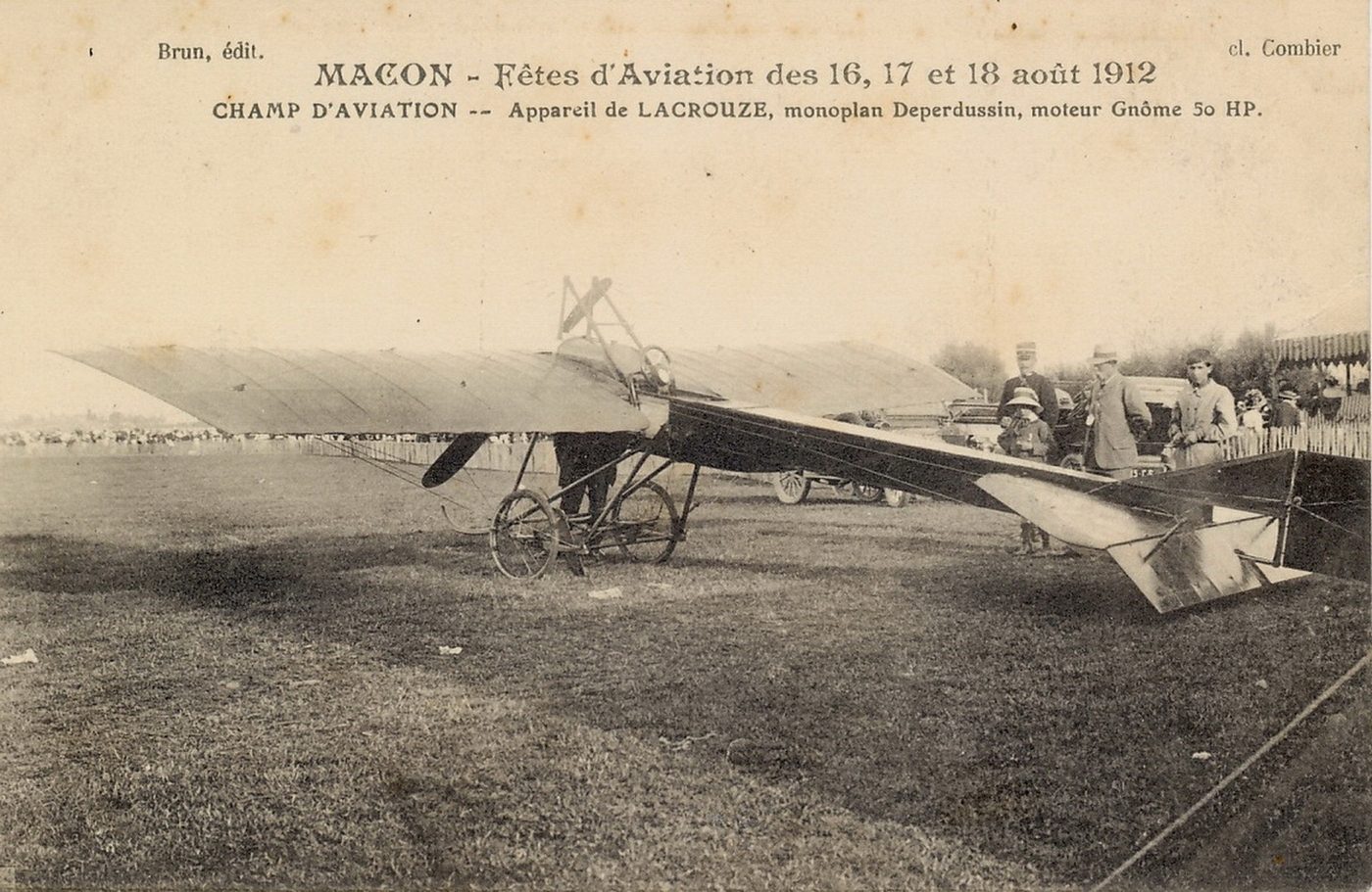 Mâcon. Fêtes de l'aviation des 16, 17 et 18 août 1912. Champ d'aviation. Appareil de Lacrouze, monoplan Deperdussin, moteur Gnôme 50 HP.