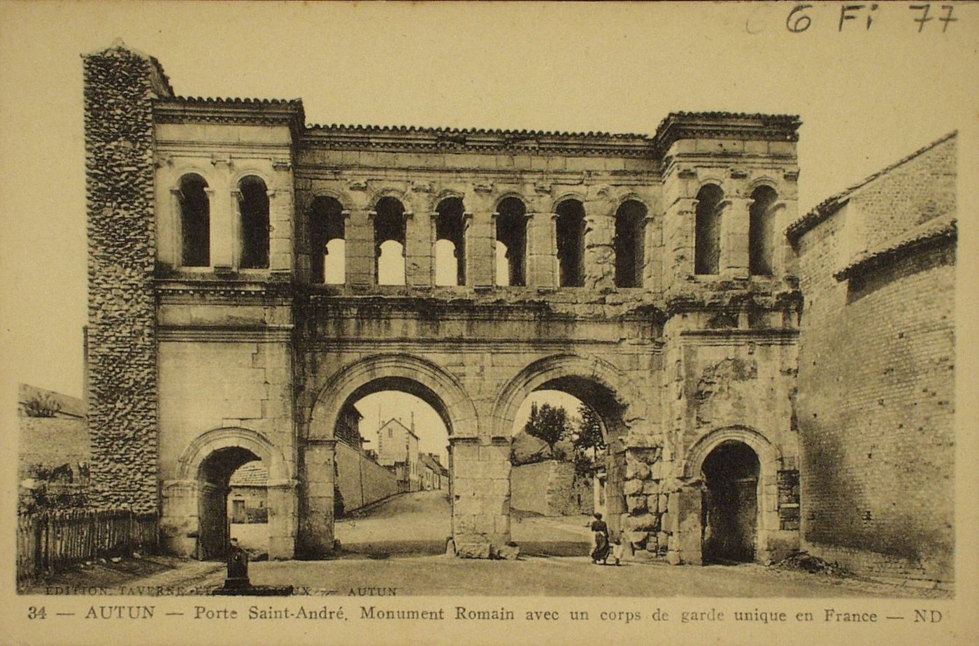 Autun. Porte Saint-André. Monument romain avec un corps de garde unique en France.