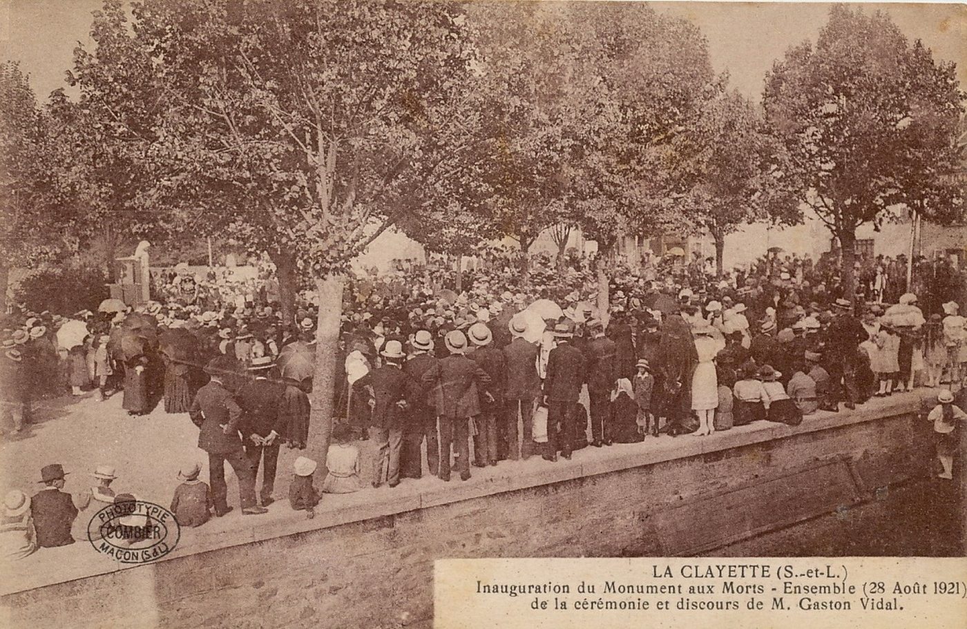 La Clayette. Inauguration du monument aux morts. Ensemble (le 28 août 1921) de la cérémonie et discours de M. Gaston Vidal.