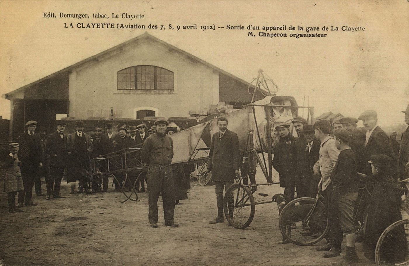 La Clayette. Aviation des 7,8,9 avril 1912. Sortie d'un appareil de la gare de La Clayette. M Chaperon, organisateur.