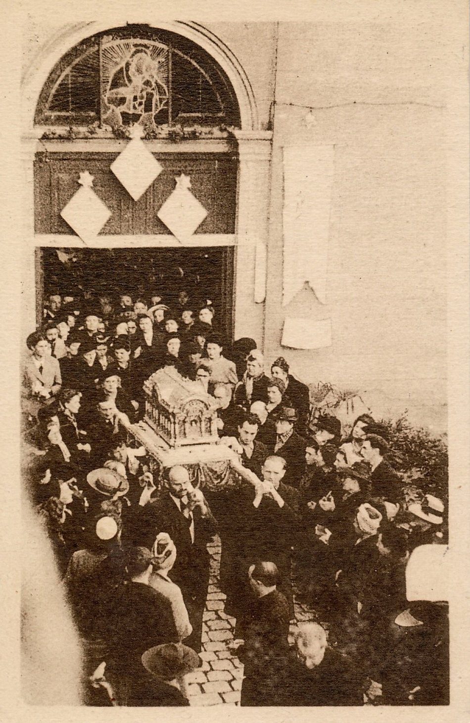 Chalon-sur-Saône. 6 et 7 mai 1947 ; la châsse contenant les reliques de Sainte -Thérèse de l'enfant Jésus au carmel de Notre-Dame de la paix.
