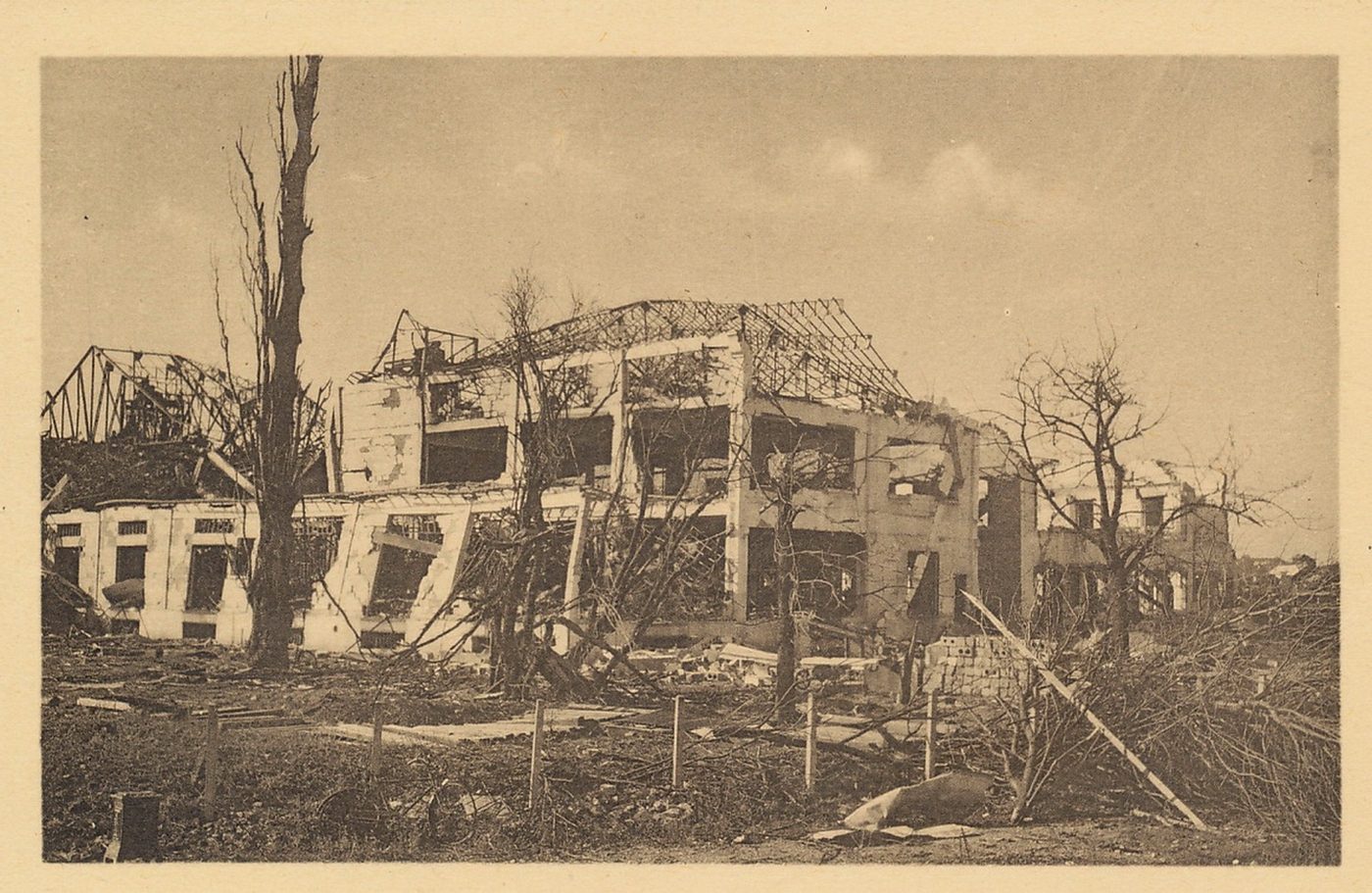 Chalon-sur-Saône. Les entrepôts du casino après l'explosion du 25 août 1944.