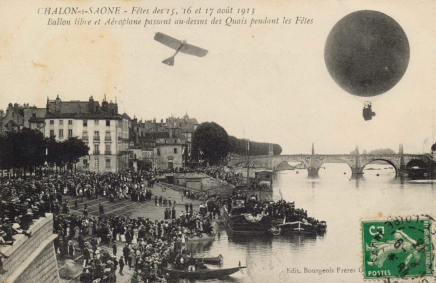 Chalon-sur-Saône. Fête des 15,16,17 août 1913. Ballon libre et aéroplane passant au dessus des quais pendant la fête.