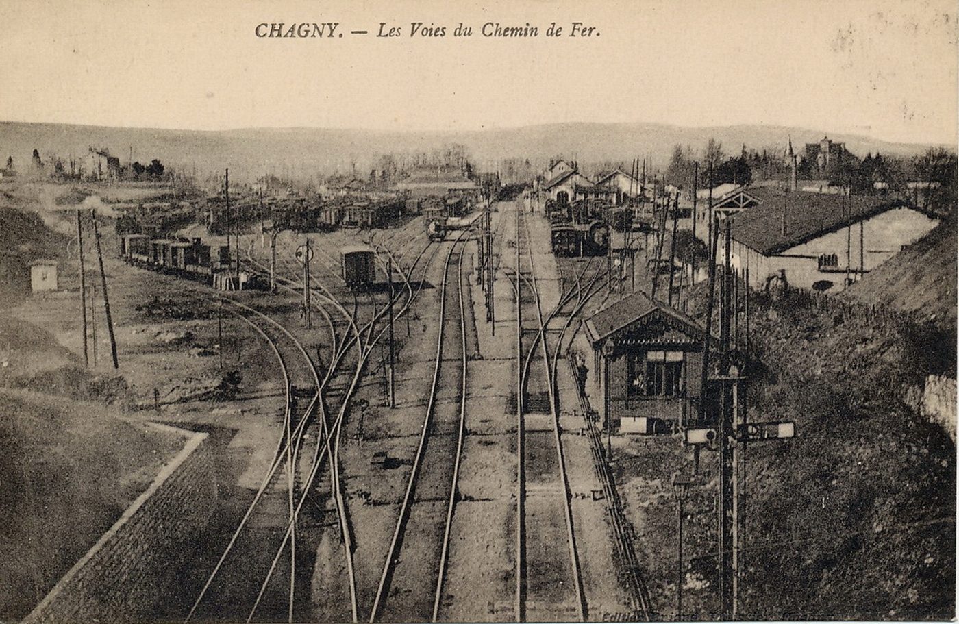 Chagny. Les voies du chemin de fer.