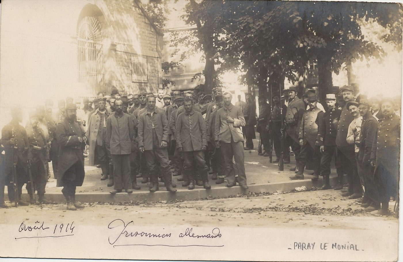 Paray-le-Monial.- Prisonniers allemands, août 1914.