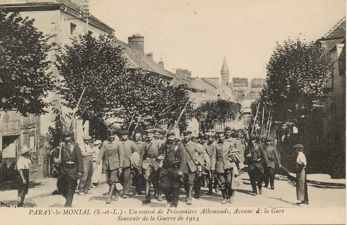 Paray-le-Monial. Un convoi de prisonniers allemands, avenue de la gare. Souvenir de la guerre de 1914.