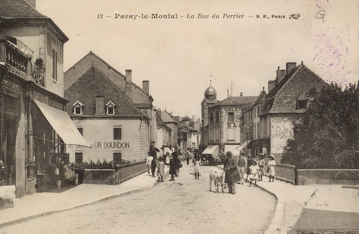 Paray-le-Monial. La rue du Perrier.
