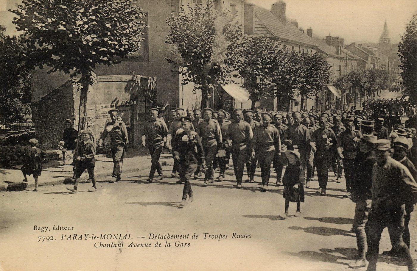 Paray-le-Monial. Détachement de troupes russes chantant avenue de la gare.