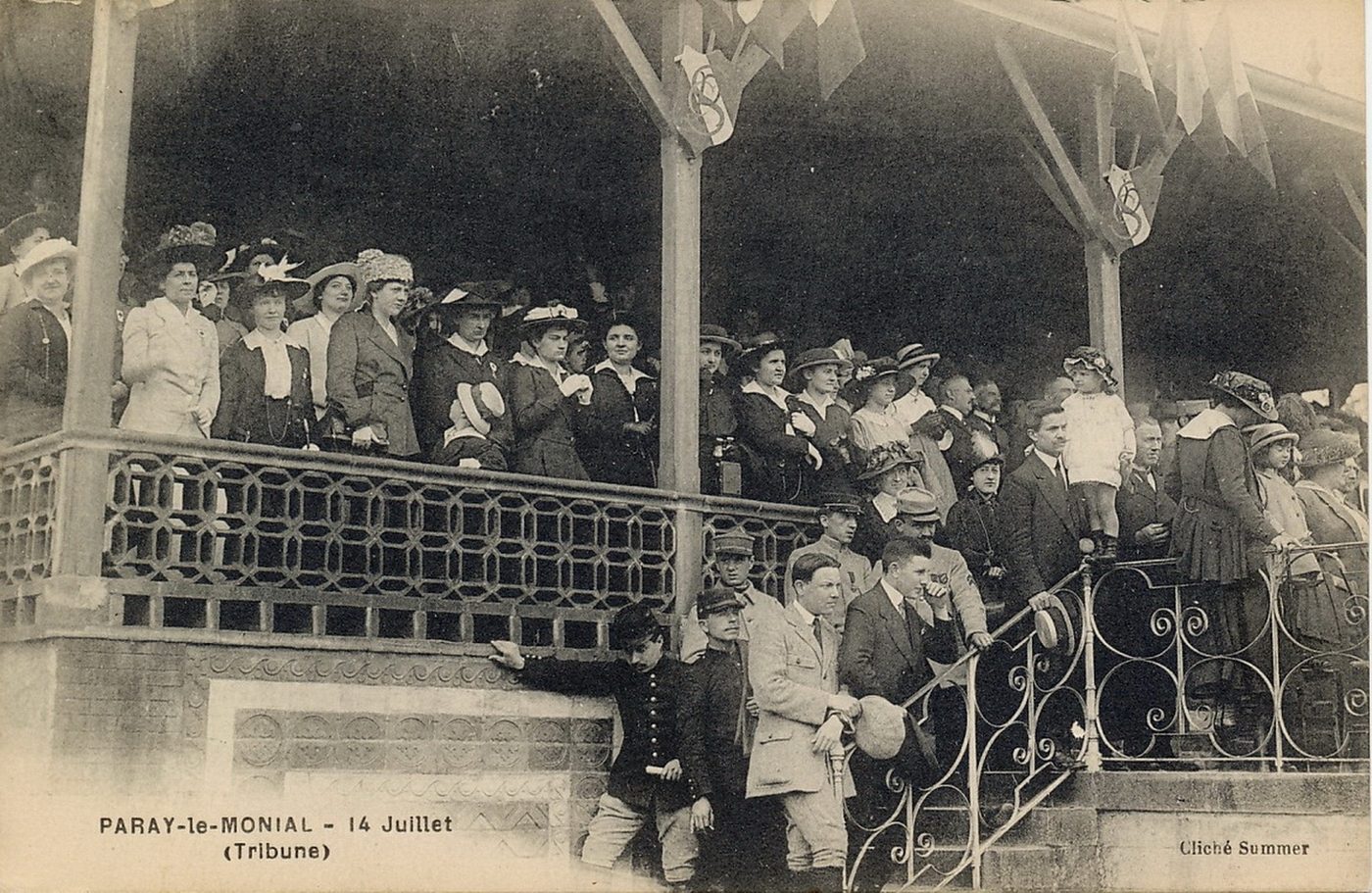 Paray-le-Monial.- 14 juillet [1916] tribune.