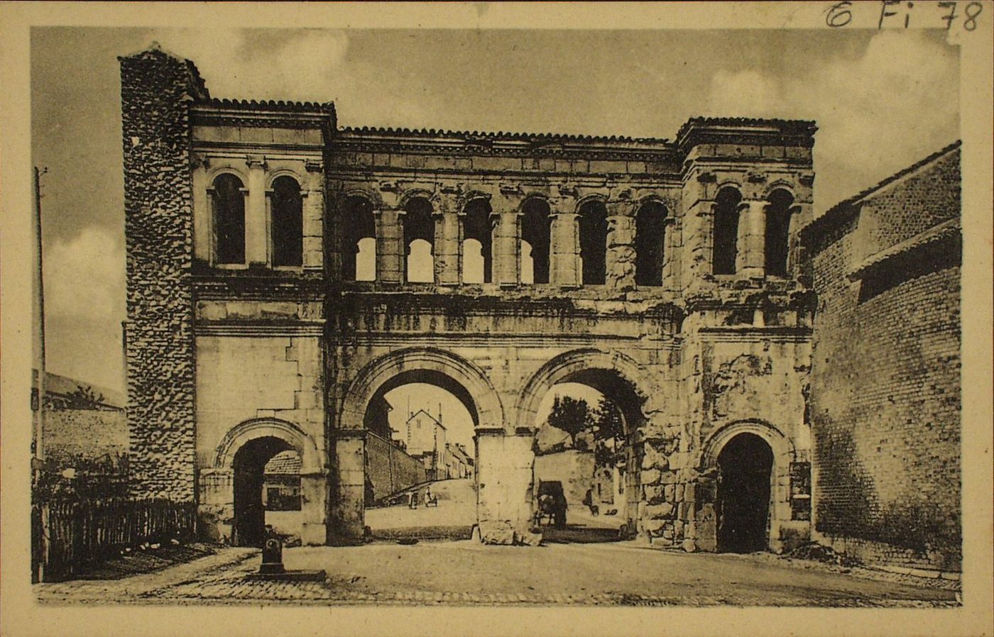 Autun. Porte romaine dite de Saint-André.