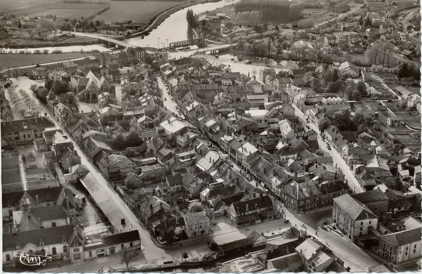 Louhans. Vue aérienne. La grande rue et ses arcades. Au fond, la Seille.