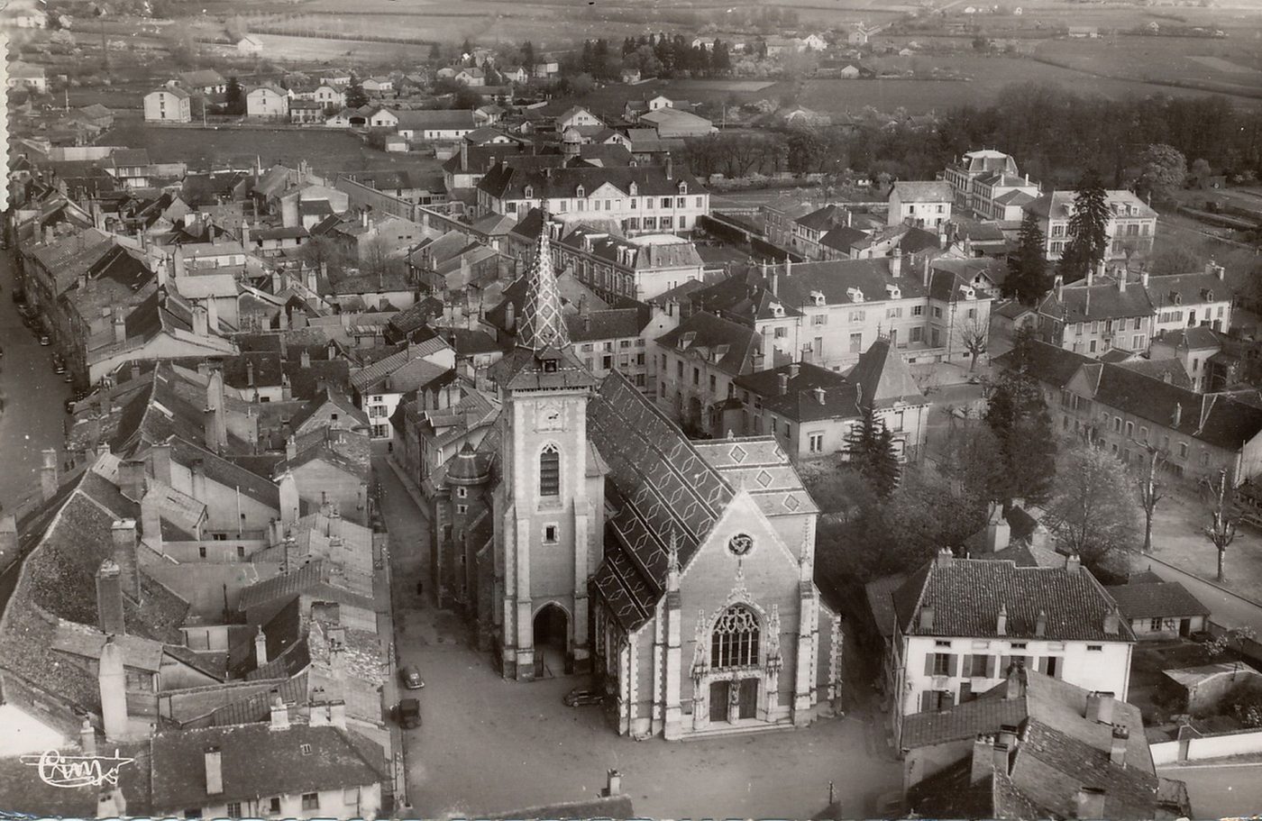 Louhans. Vue aérienne. L'église.