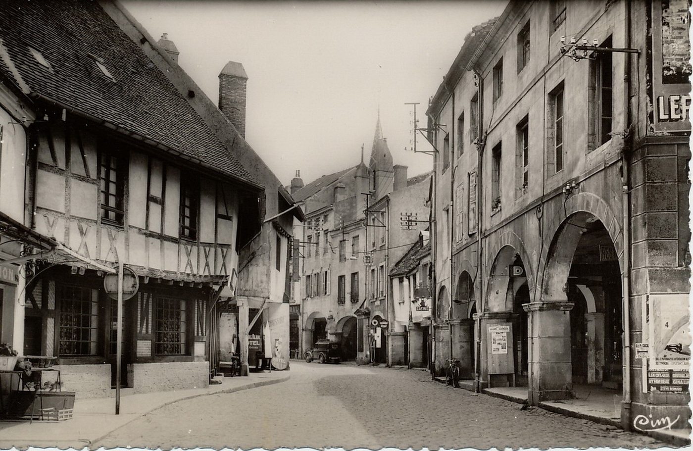 Louhans. Grande rue et les arcades.