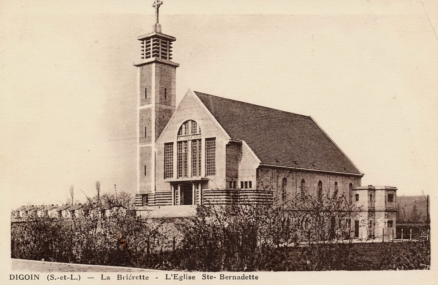 Digoin. La Brierette. L'église Sainte-Bernadette.