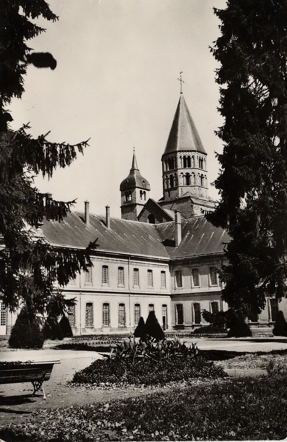 Cluny. L'abbaye, bâtiment du 18e s. et clocher de l'eau bénite.