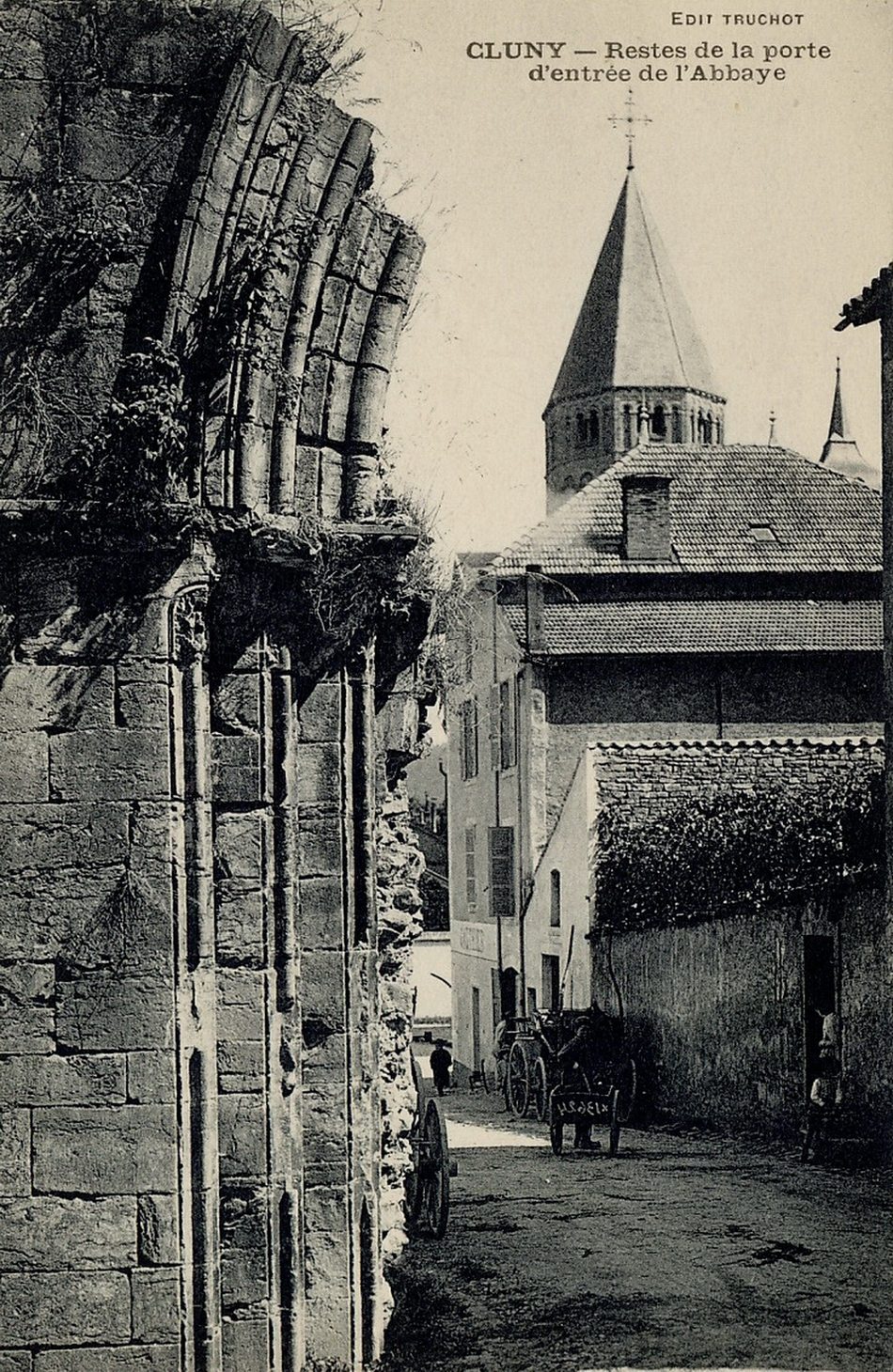 Cluny. Restes de la porte d'entrée de l'abbaye.