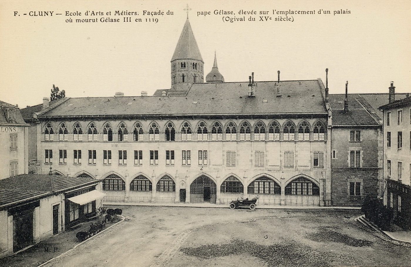 Cluny. Ecole d'arts et des métiers. Façade du pape Gélase élevée sur l'emplacement d'un palais où mourut Gélase III en 1119.