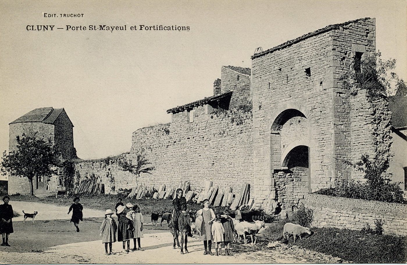 Cluny. Porte Saint-Mayeul et les fortifications.