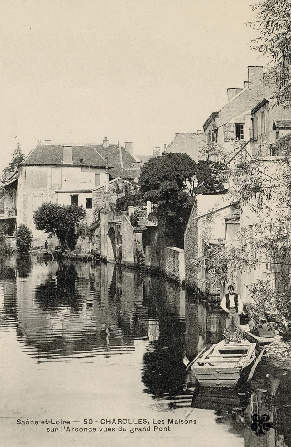 Charolles. Les maisons sur l'Arconce vu du grand pont.