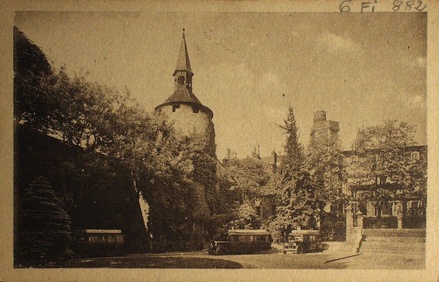 Chalon-sur-Saône. La tour de Saudon et la cour des autobus Citroën.