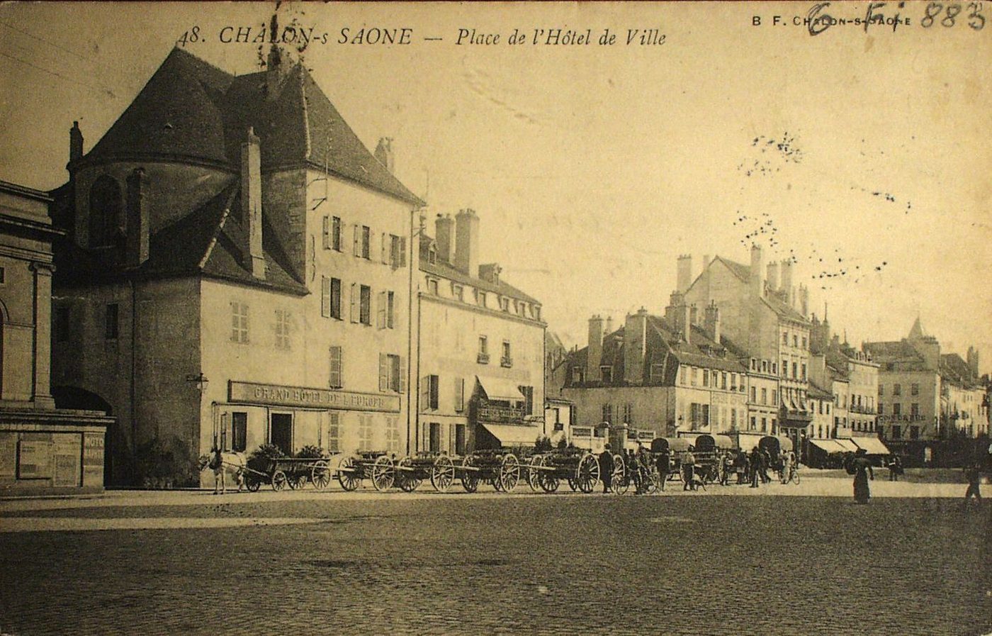 Chalon-sur-Saône. Place de l'hôtel de ville.