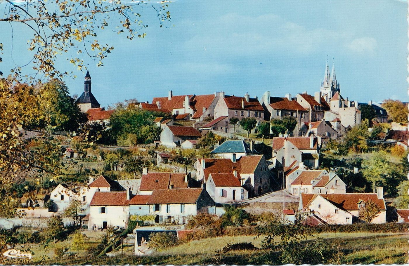 Bourbon-Lancy thermal. Le vieux bourg.