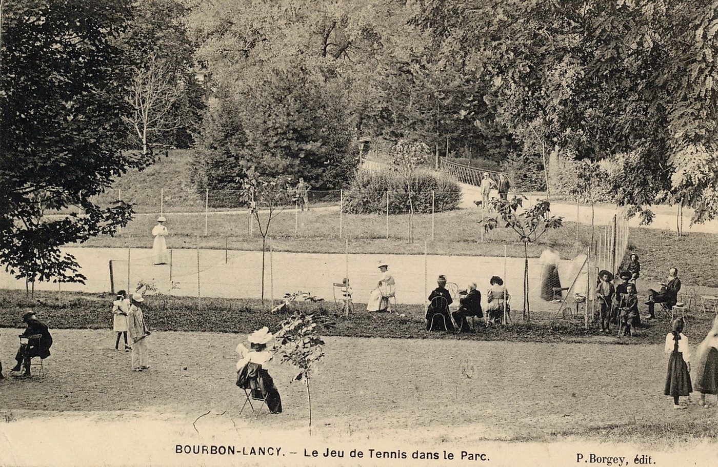 Bourbon-Lancy. Le jeu de tennis dans le parc.