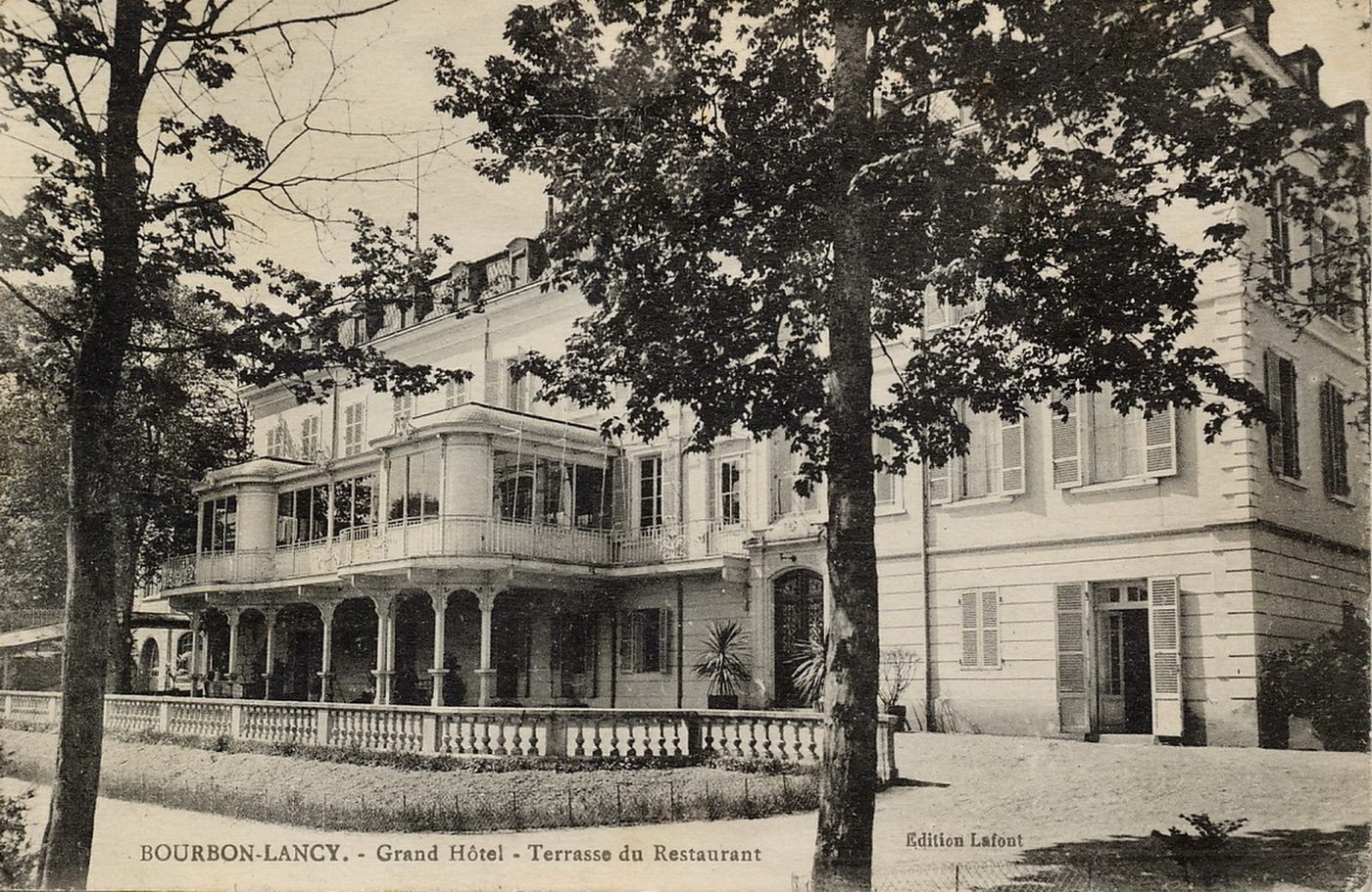 Bourbon-Lancy. Grand Hôtel. Terrasse du restaurant.
