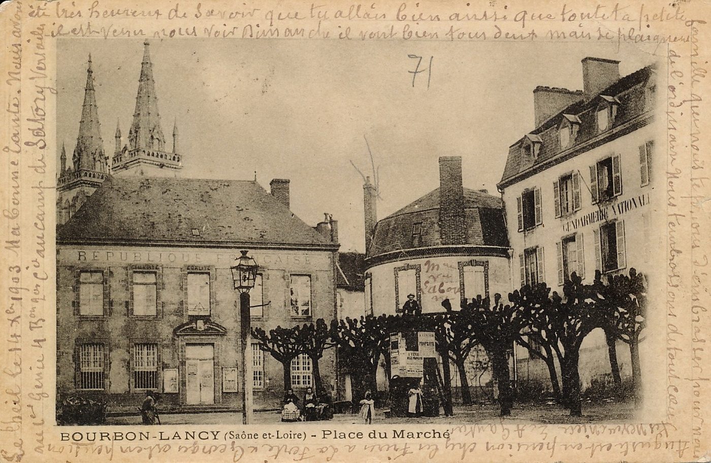 Bourbon-Lancy. Place du marché.
