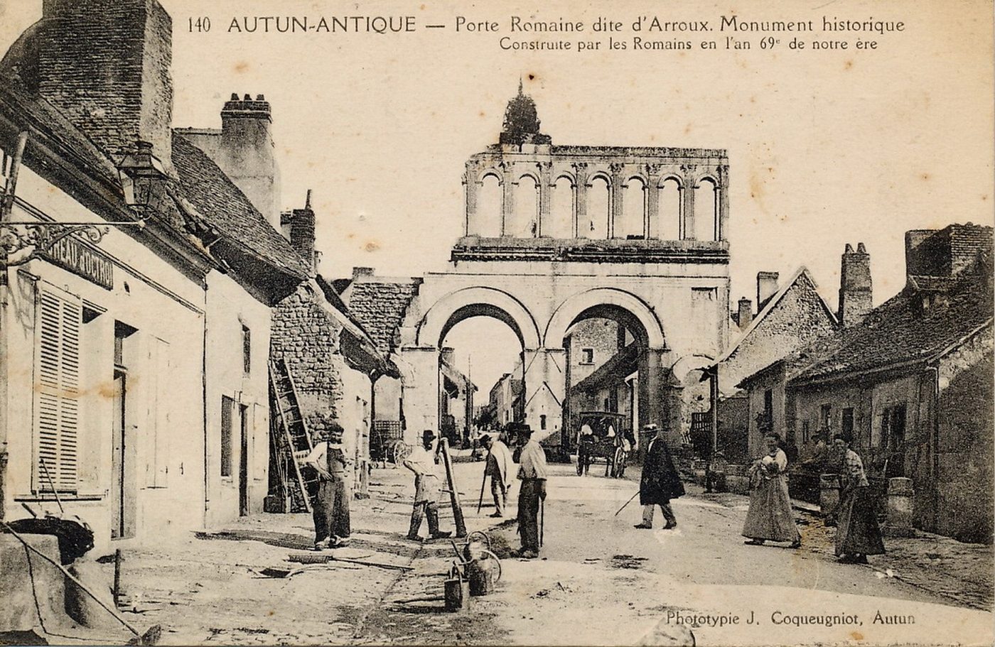 Autun antique. Porte romaine dite d'Arroux. Construite par les romains en l'an 69 de notre ère.